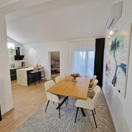 Apartments Jasna ロヴィニ エクステリア 写真