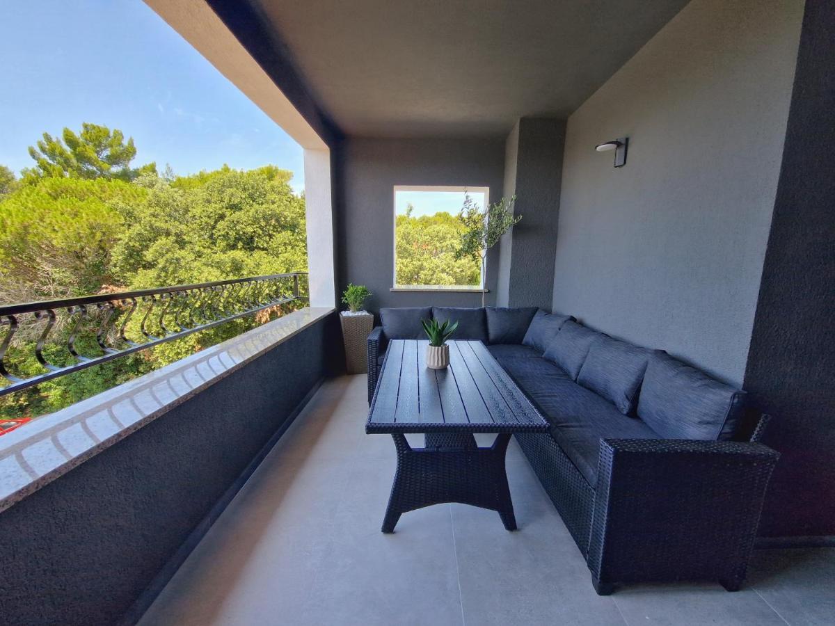 Apartments Jasna ロヴィニ エクステリア 写真